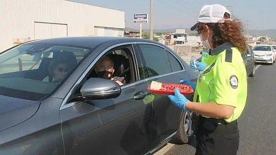 EMNİYET VE JANDARMADAN ŞEKERLİ KOLONYALI BAYRAM KUTLAMASI