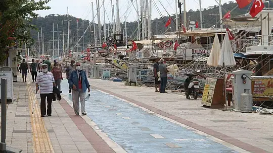 Fethiye'de yaşlılar bir kez daha sokağa çıktı