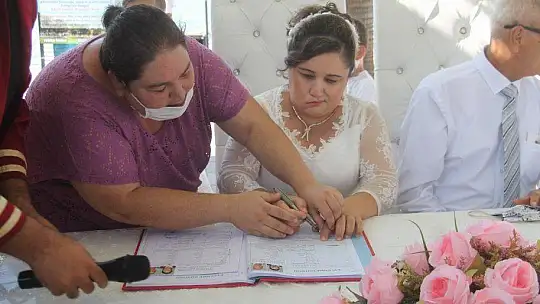 GÖRME ENGELLİ ÇİFT GÖNÜLLERİNİ BİRLEŞTİRDİ 