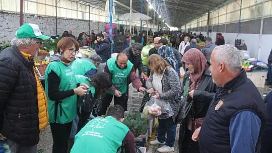 Öğretmenler Günü dolayısıyla fidan dağıttılar