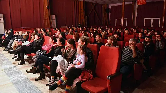 'Şirin' Ayakta Alkışlandı