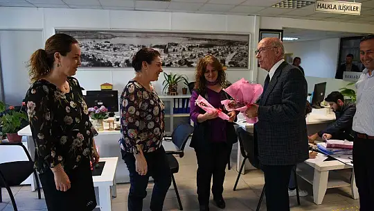 Fethiye Belediyesi'nden Kadın Personele Çiçek