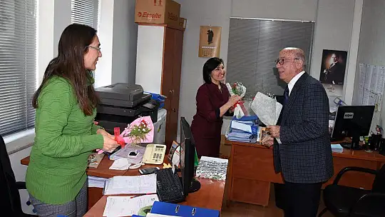 Fethiye Belediyesi'nden Kadın Personele Çiçek