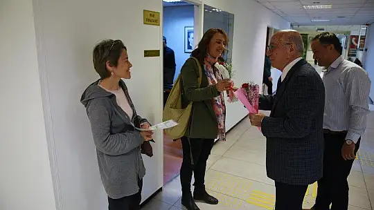 Fethiye Belediyesi'nden Kadın Personele Çiçek