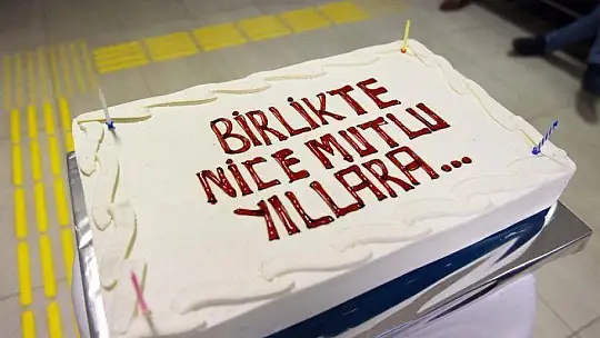 BELEDİYE PERSONELİNDEN BAŞKAN KARACA'YA DOĞUM GÜNÜ SÜRPRİZİ