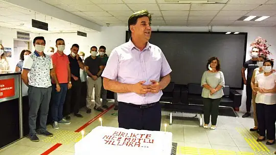 BELEDİYE PERSONELİNDEN BAŞKAN KARACA'YA DOĞUM GÜNÜ SÜRPRİZİ