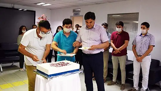 BELEDİYE PERSONELİNDEN BAŞKAN KARACA'YA DOĞUM GÜNÜ SÜRPRİZİ