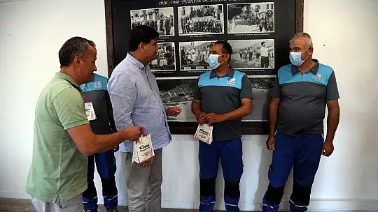 Temizlik işçileri, yerde buldukları 12 bin 300 TL'yi sahibine teslim etti