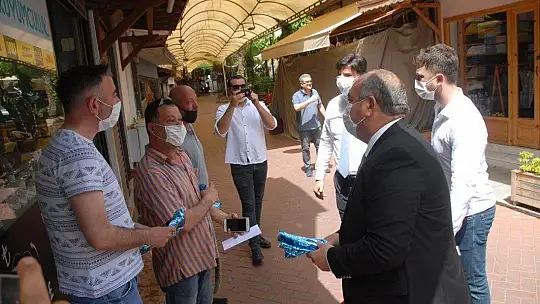 Başkanlardan Fethiye esnaflarına Türk Bayrağı