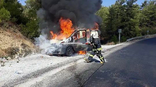 Karayolunda araç cayır cayır yandı
