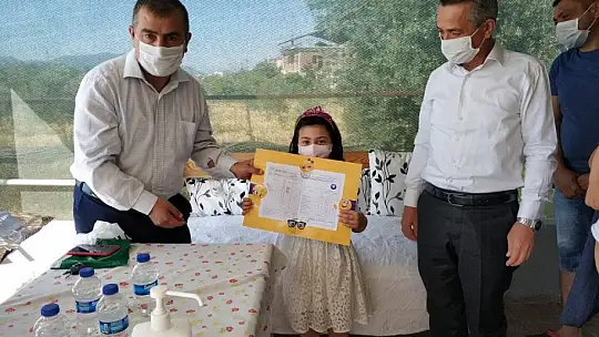 Fethiye'de öğrenciler karnelerini evlerinde aldılar
