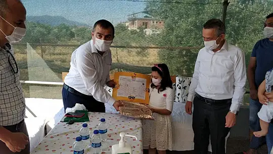 Fethiye'de öğrenciler karnelerini evlerinde aldılar