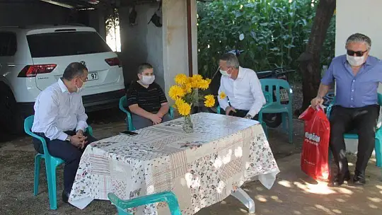 Fethiye'de öğrenciler karnelerini evlerinde aldılar