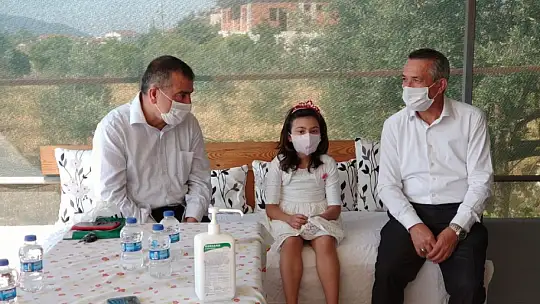 Fethiye'de öğrenciler karnelerini evlerinde aldılar
