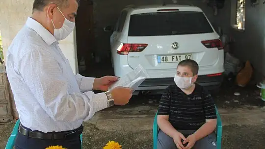 Fethiye'de öğrenciler karnelerini evlerinde aldılar