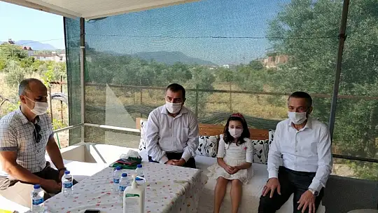 Fethiye'de öğrenciler karnelerini evlerinde aldılar