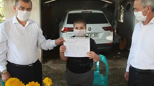 Fethiye'de öğrenciler karnelerini evlerinde aldılar