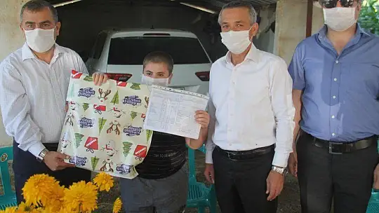 Fethiye'de öğrenciler karnelerini evlerinde aldılar