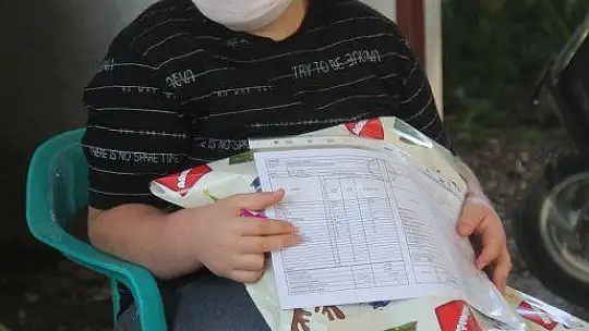 Fethiye'de öğrenciler karnelerini evlerinde aldılar