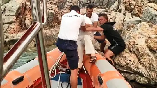 Kayalıklara sığınan yaşlı adamı, Sahil Güvenlik kurtardı