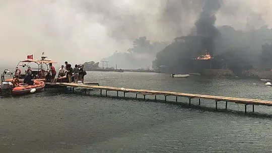 Kayalıklara sığınan yaşlı adamı, Sahil Güvenlik kurtardı