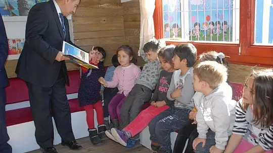 Kaymakam Şahiner Miniklere Kitap Okudu 