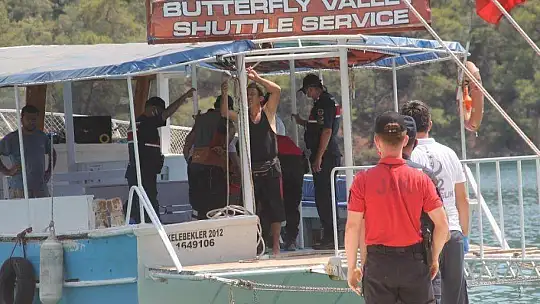 KAYALARDAN DENİZE DÜŞEN TATİLCİ HASTANEYE YETİŞTİRİLDİ