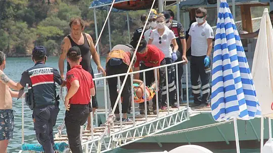 KAYALARDAN DENİZE DÜŞEN TATİLCİ HASTANEYE YETİŞTİRİLDİ