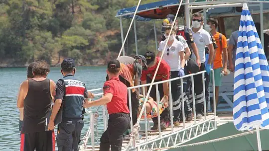 KAYALARDAN DENİZE DÜŞEN TATİLCİ HASTANEYE YETİŞTİRİLDİ