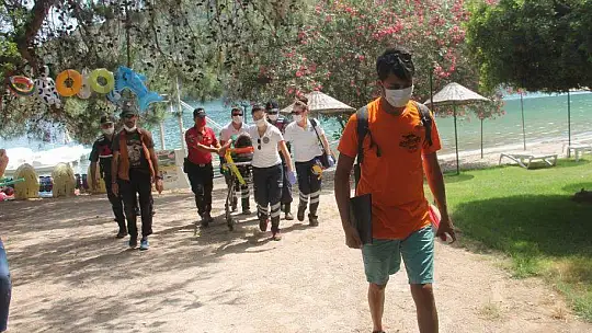 KAYALARDAN DENİZE DÜŞEN TATİLCİ HASTANEYE YETİŞTİRİLDİ