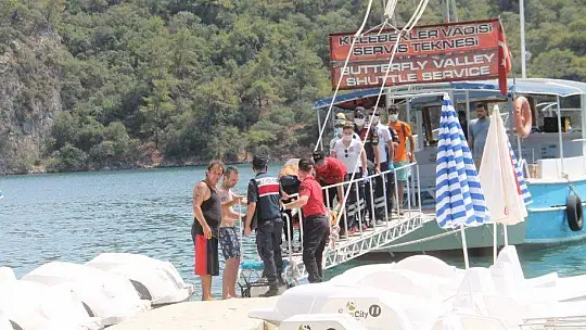 KAYALARDAN DENİZE DÜŞEN TATİLCİ HASTANEYE YETİŞTİRİLDİ