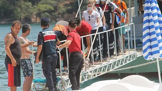 KAYALARDAN DENİZE DÜŞEN TATİLCİ HASTANEYE YETİŞTİRİLDİ