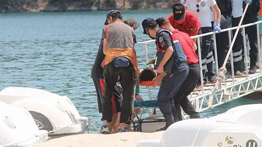 KAYALARDAN DENİZE DÜŞEN TATİLCİ HASTANEYE YETİŞTİRİLDİ