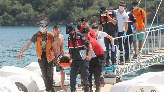 KAYALARDAN DENİZE DÜŞEN TATİLCİ HASTANEYE YETİŞTİRİLDİ