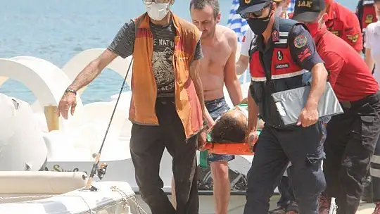 KAYALARDAN DENİZE DÜŞEN TATİLCİ HASTANEYE YETİŞTİRİLDİ