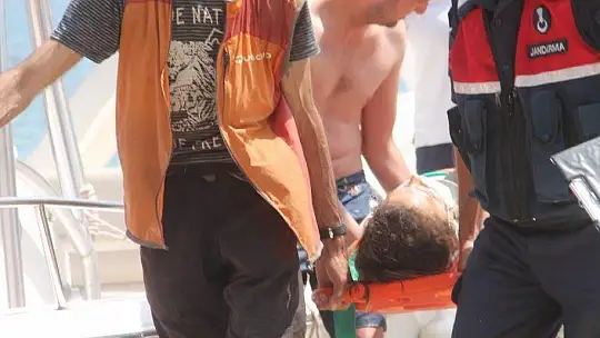 KAYALARDAN DENİZE DÜŞEN TATİLCİ HASTANEYE YETİŞTİRİLDİ