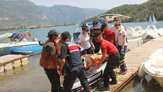 KAYALARDAN DENİZE DÜŞEN TATİLCİ HASTANEYE YETİŞTİRİLDİ