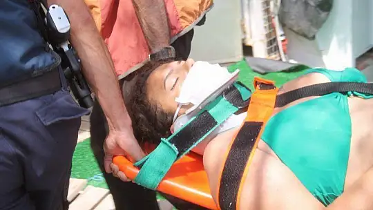 KAYALARDAN DENİZE DÜŞEN TATİLCİ HASTANEYE YETİŞTİRİLDİ