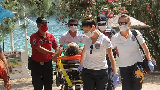 KAYALARDAN DENİZE DÜŞEN TATİLCİ HASTANEYE YETİŞTİRİLDİ