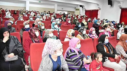 Köyceğiz'de 'Değişen Dünyada Kadın Olmak' konulu konferans düzenlendi