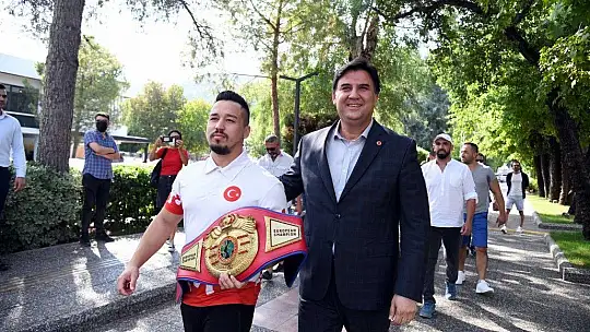 Milli Boksör Alcu, Karaca'yı ziyaret etti