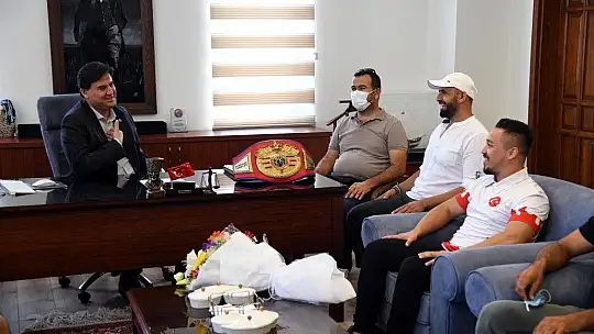 Milli Boksör Alcu, Karaca'yı ziyaret etti