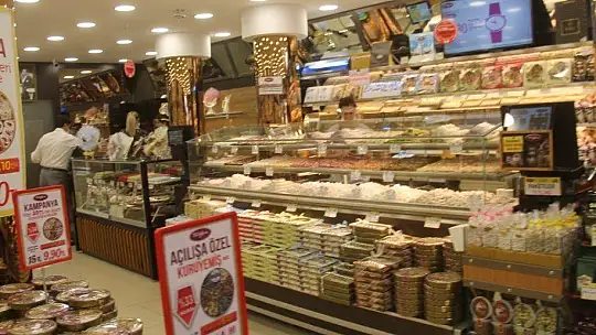 TUĞBA KURUYEMİŞ 90. MAĞAZASINI FETHİYE'DE AÇTI