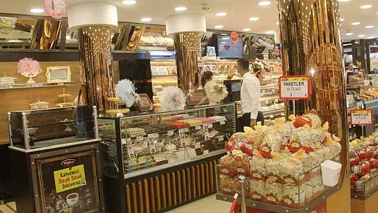 TUĞBA KURUYEMİŞ 90. MAĞAZASINI FETHİYE'DE AÇTI