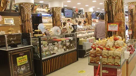 TUĞBA KURUYEMİŞ 90. MAĞAZASINI FETHİYE'DE AÇTI