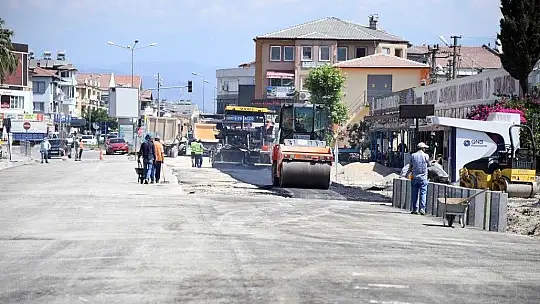 Tartan pist yenileniyor, sıcak asfalt (BSK) Ölüdeniz Caddesi'nde başladı