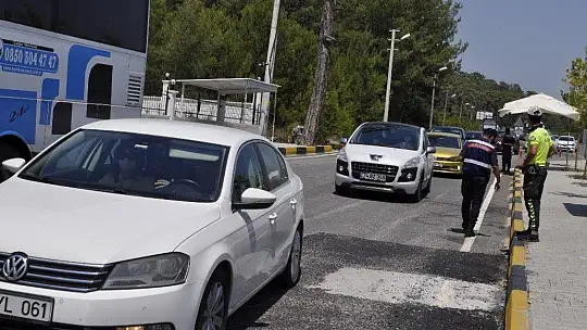 Marmaris'e 24 saatte 21 bin araç giriş yaptı