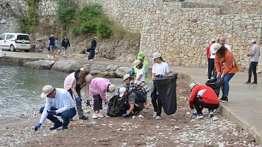 Belediye başkanları ve öğrenciler temizlik yaptı