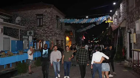 Marmaris'te eğlence sokağa taştı