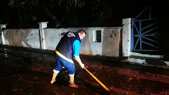 Marmaris'te sağanak yağış sonrası cadde ve sokaklar sele döndü